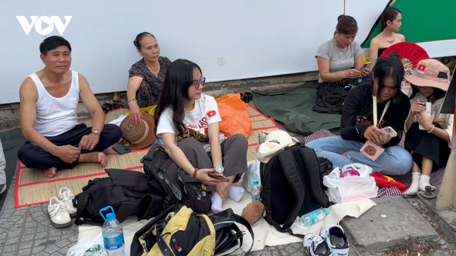 Người dân "cắm trại" ở Bến Bạch Đằng chờ xem diễu binh, diễu hành